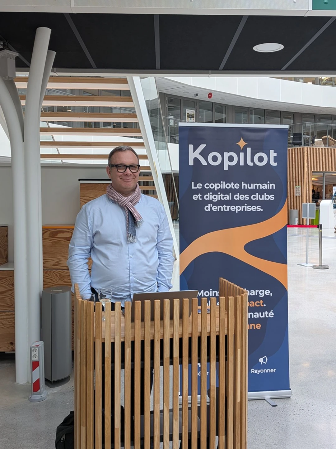 Vincent au stand Kopilot lors d’une soirée de lancement